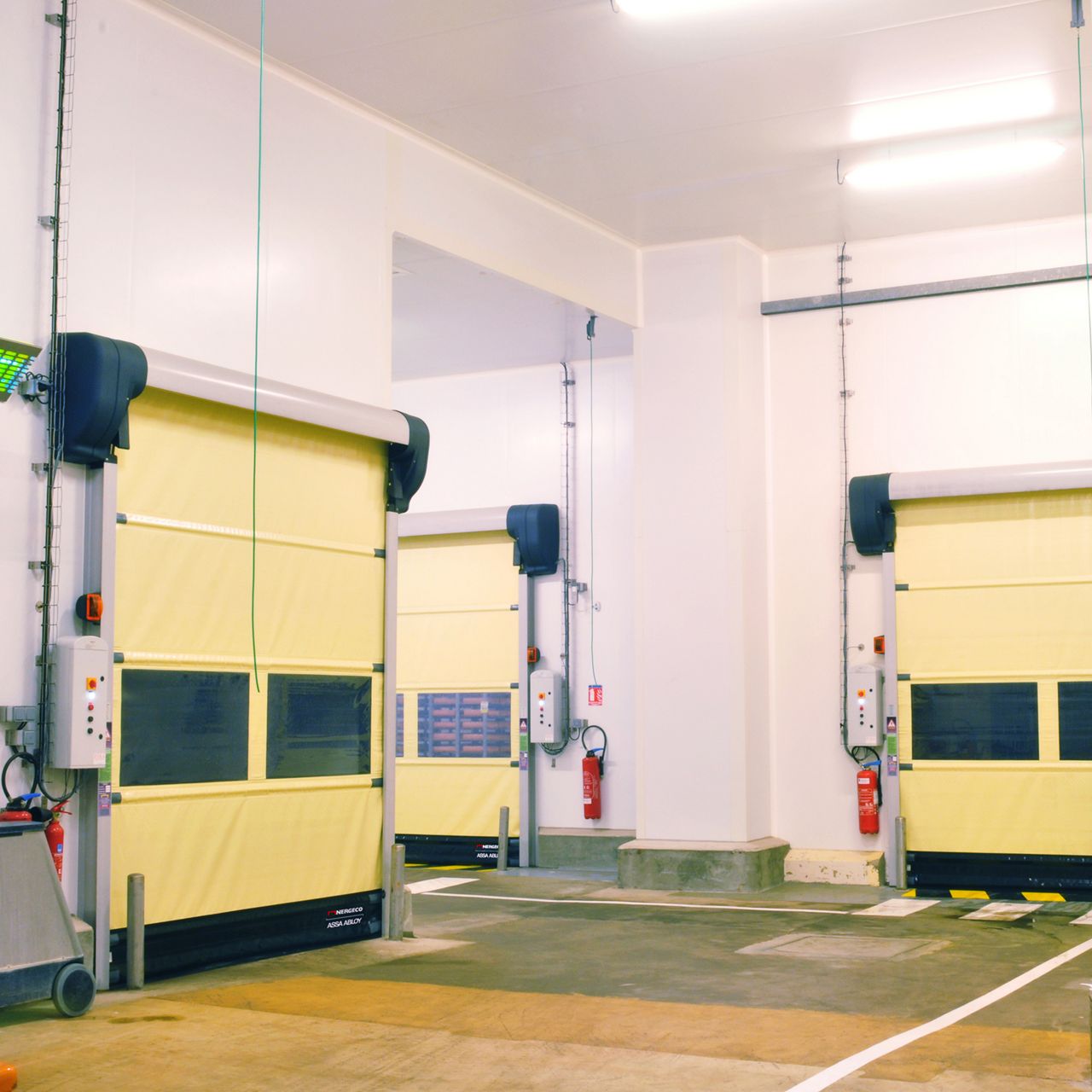 Portes souples rapides à structure multicomposite entièrement lavables dans un couloir désservant plusieurs salles de fabrication agroalimentaire