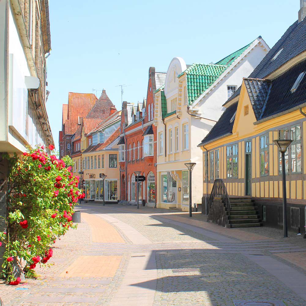 En gade i en by med bygninger 