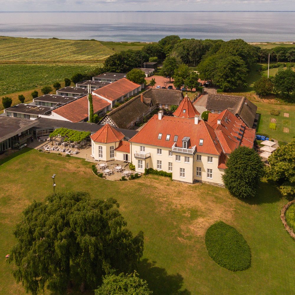 Dronebillede af Gl. Avernæs hotel