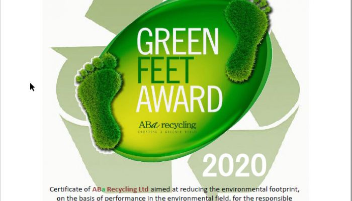 Plakat nagrody Green feet, z zielonym logo i stopami wykonanymi z trawy. 