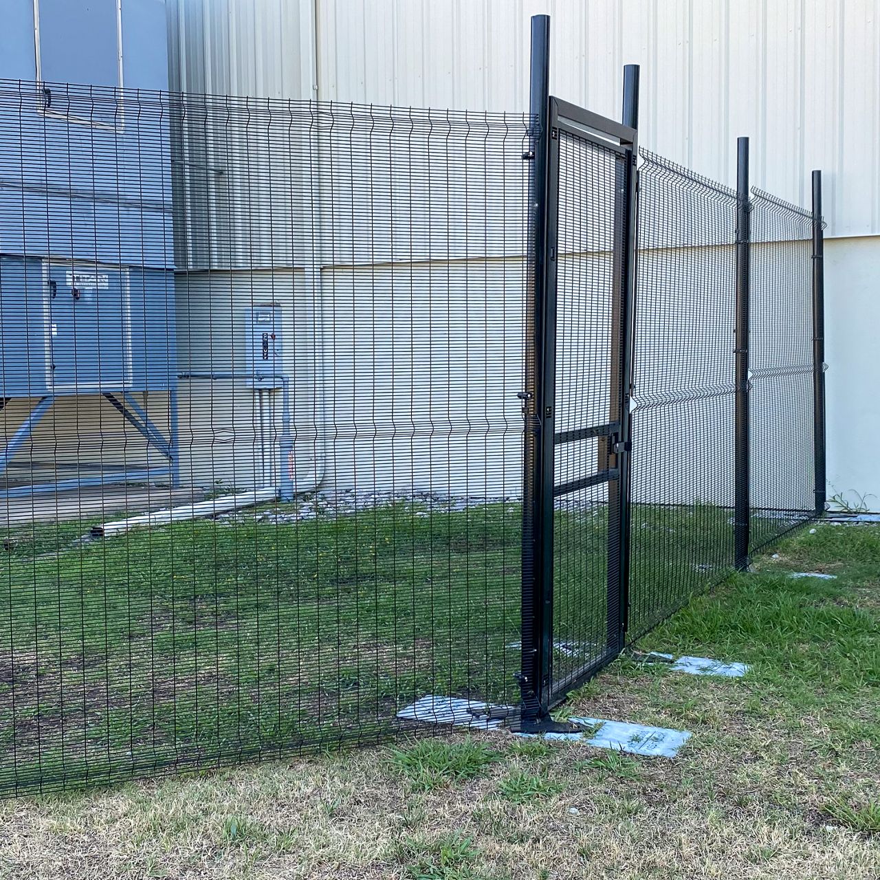 GridLock quick deploy fence installation