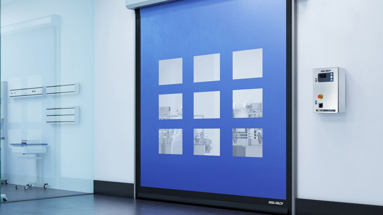 Une porte bleue pour salle blanche avec fenêtres. 