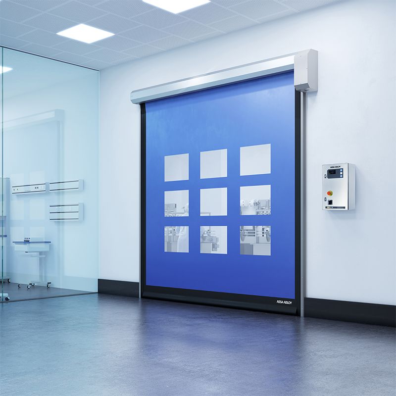 Une porte bleue pour salle blanche avec fenêtres. 