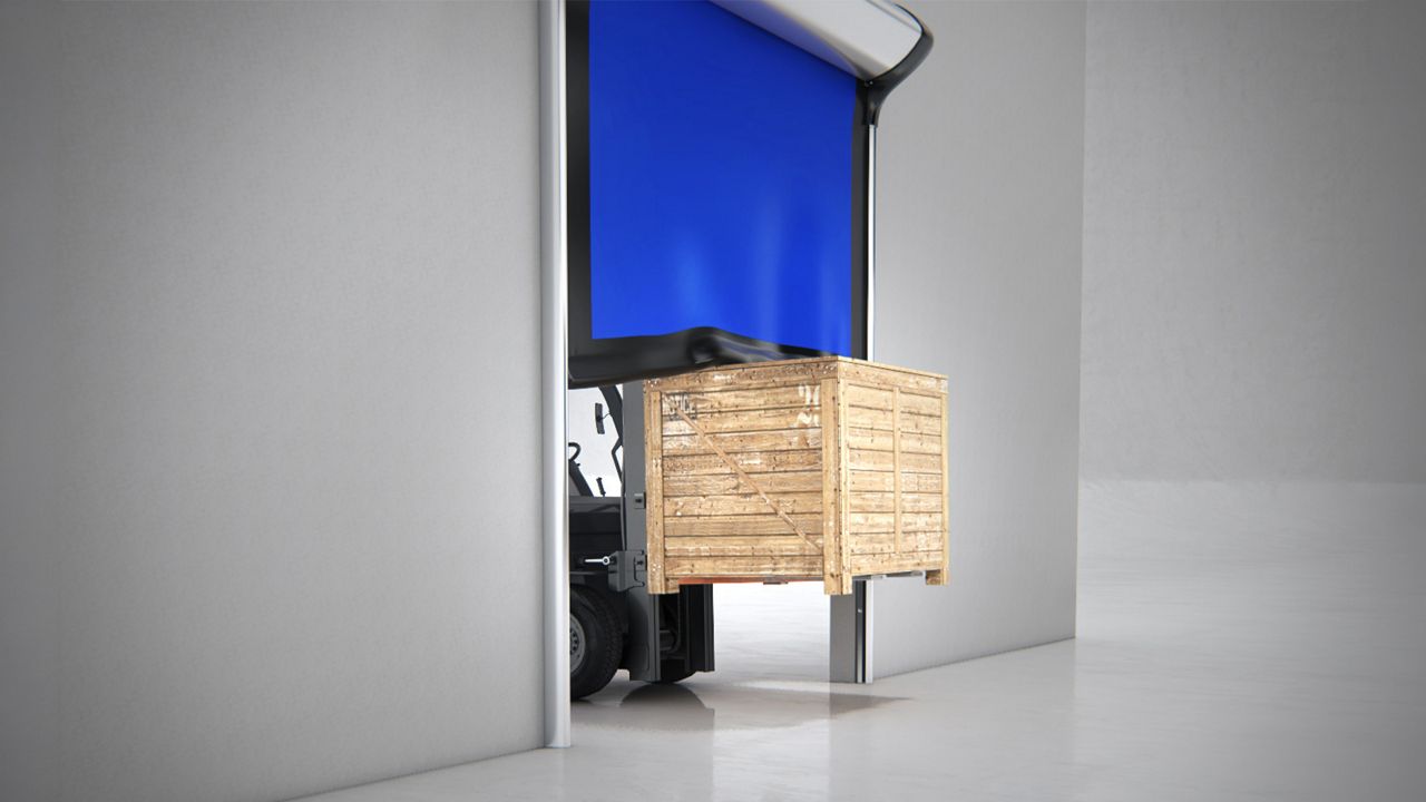 Image: Porta Rápida para Indústria Alimentícia ASSA ABLOY HS9130G, azul com estrutura em aço inoxidável, instalada em área industrial de movimentação de cargas, permitindo a passagem de empilhadeira com pallet e contribuindo para o controle de temperatura, higie