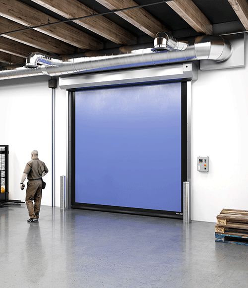 Image: Een snelloopdeur met ramen in een magazijn.