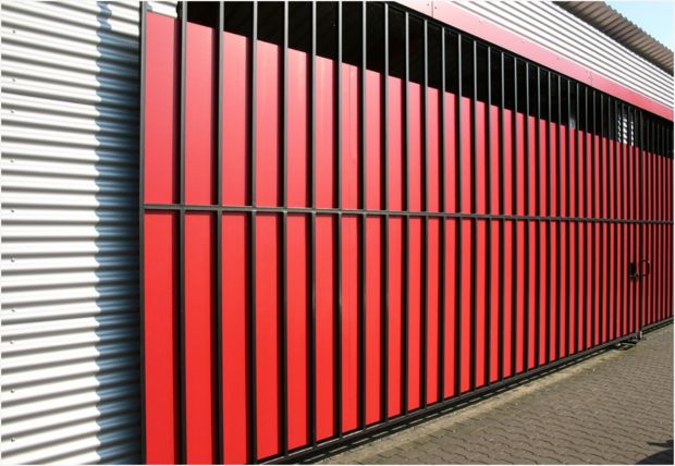 Rotes, geschlossenes Hofschiebetor