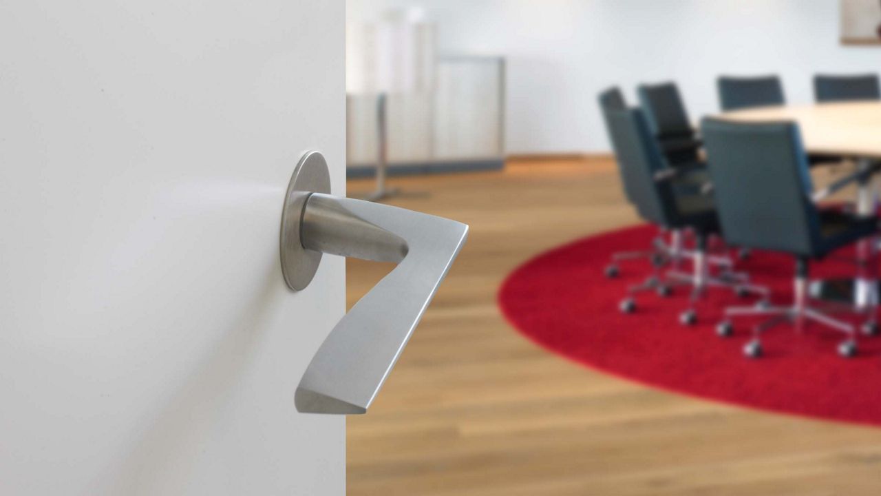 Holgaard dørgreb serie fra ASSA ABLOY på en kontor dør