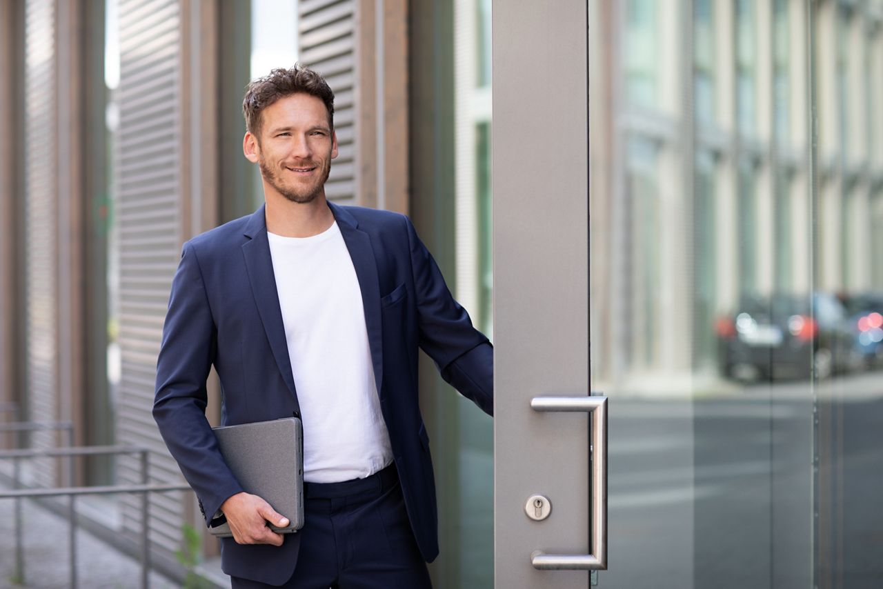 Férfi kijön az ajtón tablet a kezében