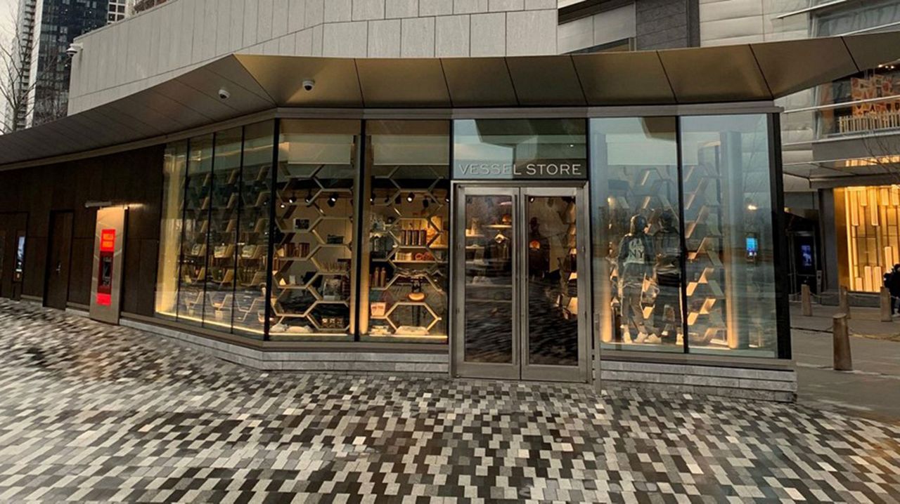 Frontview of a fashion store with swing doors.