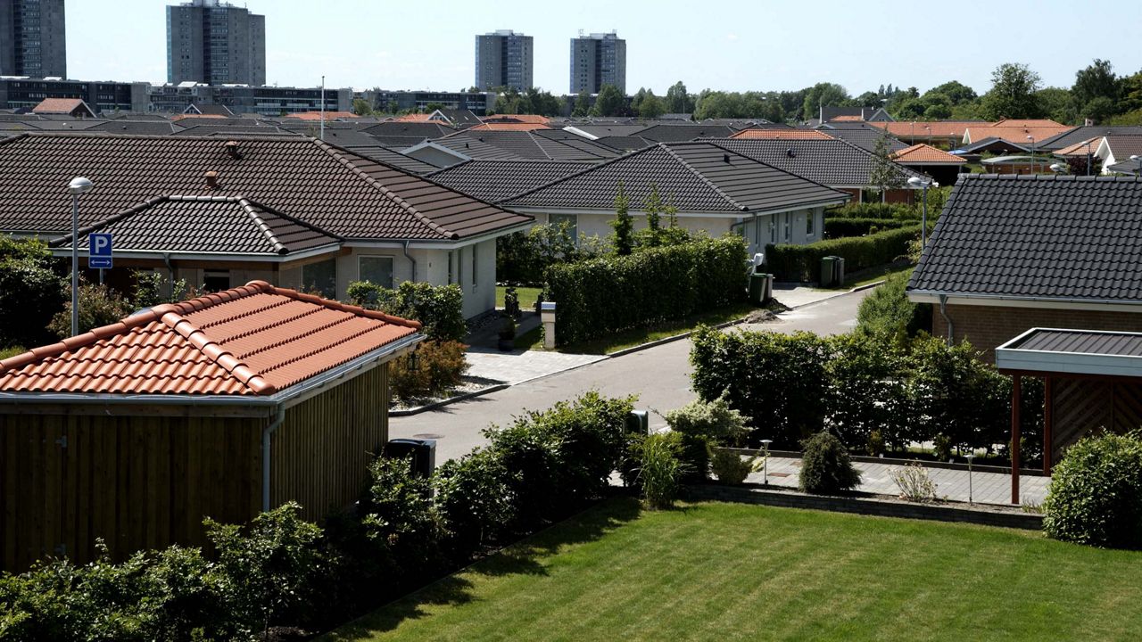 Et villakvarter med huse og haver