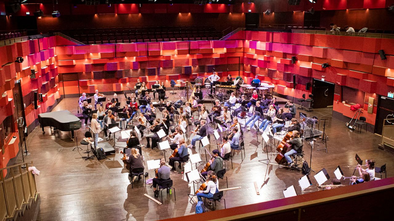 Studenter spelar instrument