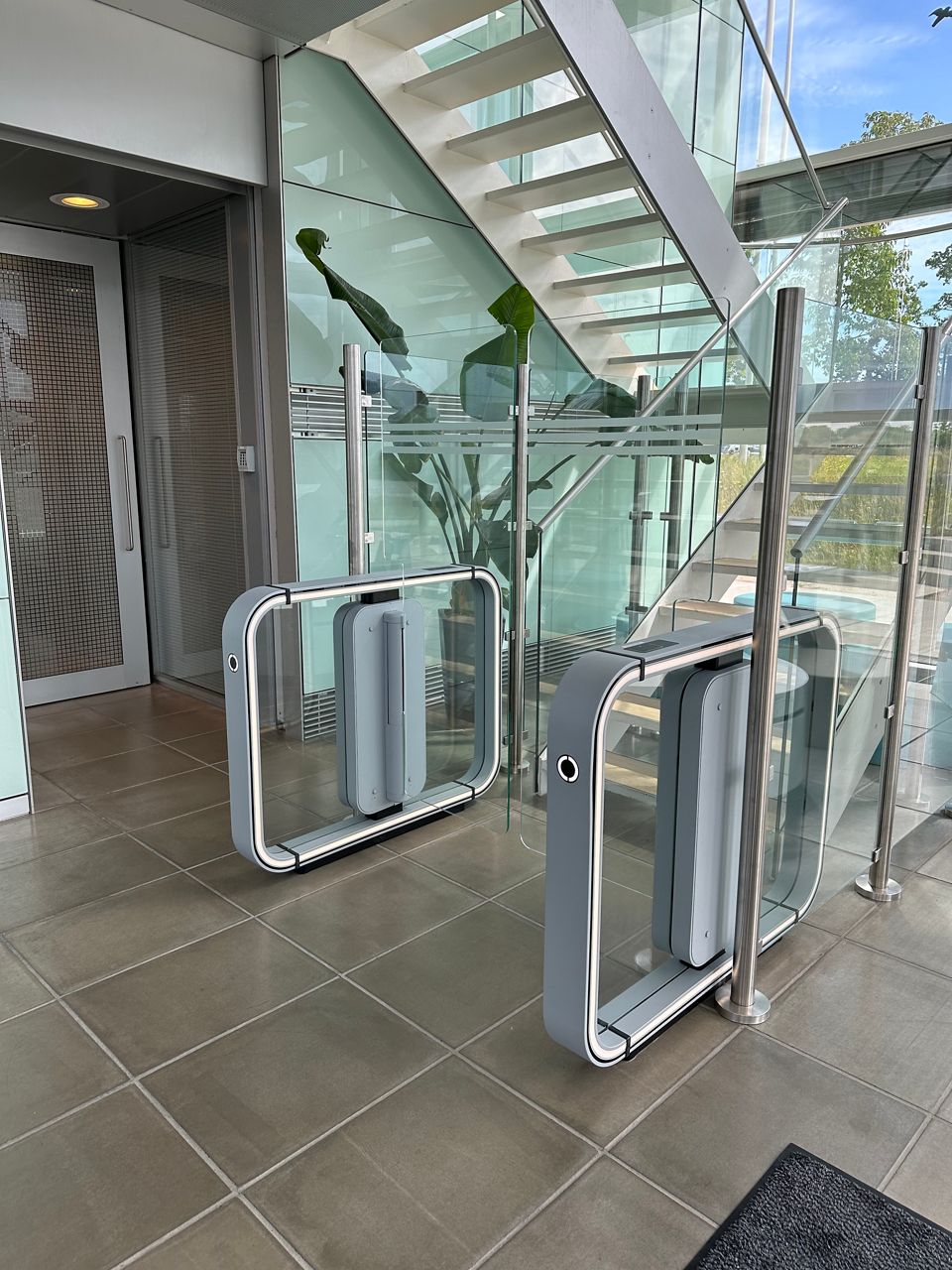 Image: Szybka bramka kontroli dostępu ASSA ABLOY Expression z nagrodą Wood iF Award