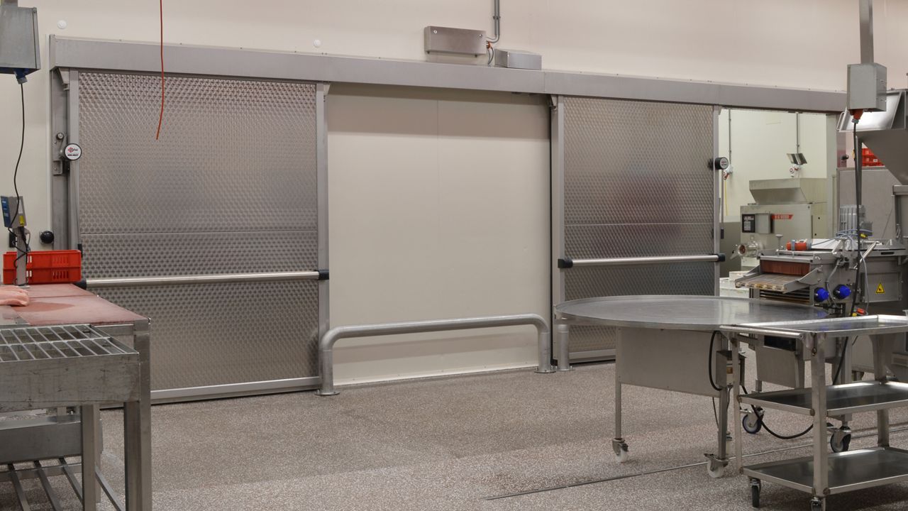 industrial sliding door suitable for freezer spaces