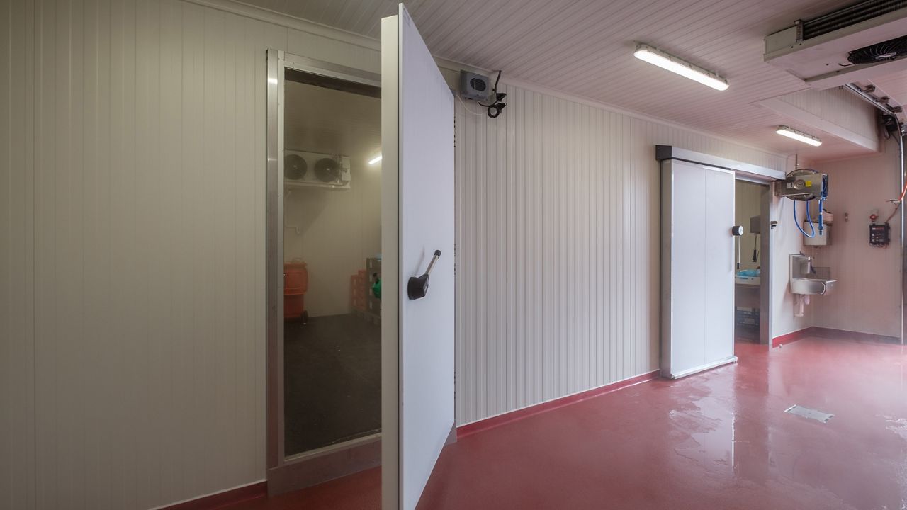 Image: airtight hinged door for freezer spaces.