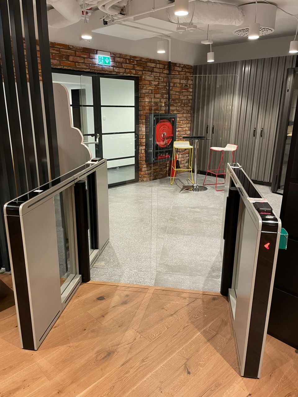 Image: Wąska szybkobieżna bramka uchylna ASSA ABLOY SG200