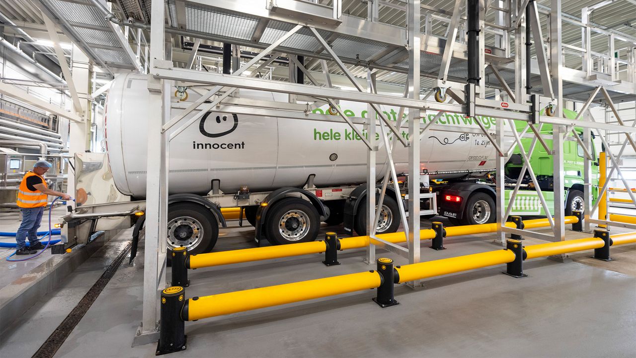 Image: Barreira Flexível de Tráfego Simples eFlex, com tubos amarelos de alta visibilidade e postes pretos de proteção, protegendo estruturas industriais e áreas de circulação de veículos contra impactos em operações logísticas e de transporte.