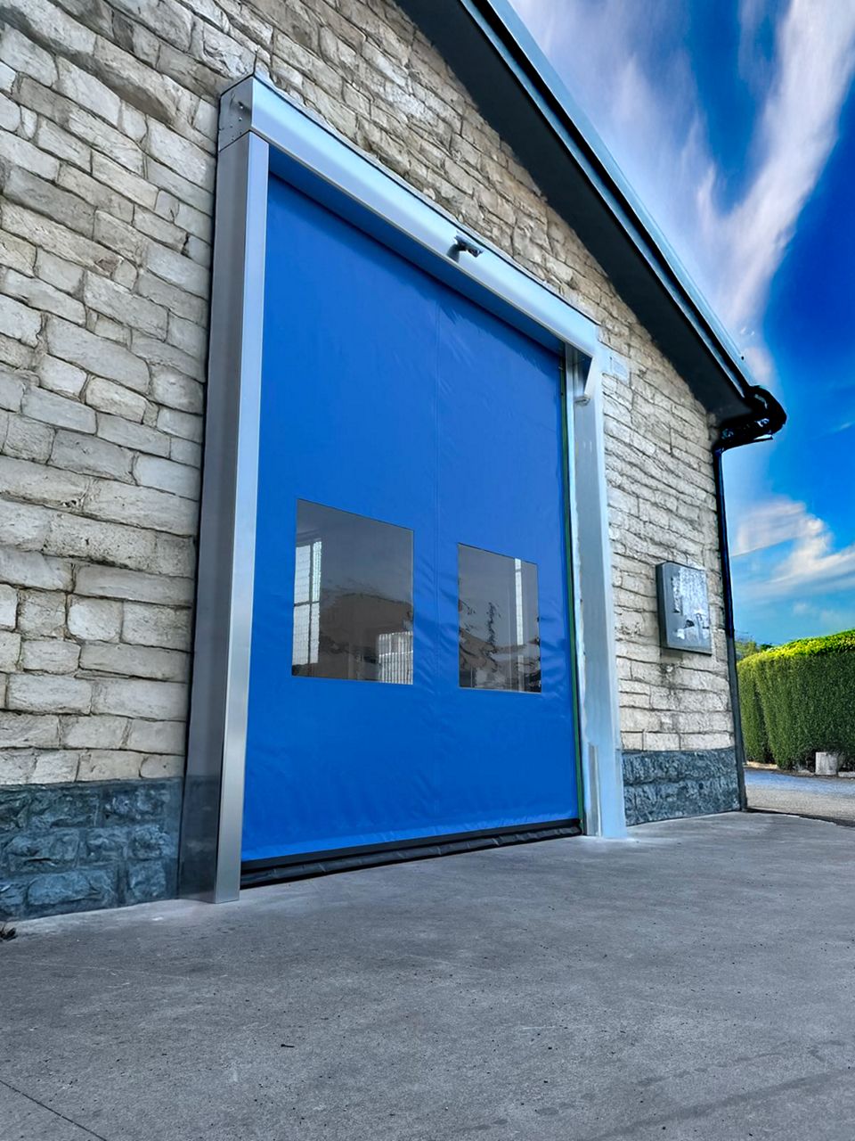 Porte souple rapide à enroulement auto-réparable pour usage industriel intensif.