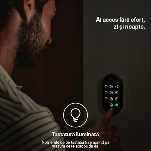 Image: barbat care deschide in intuneric usa folosind tastatura yale cu amprenta aprinsa