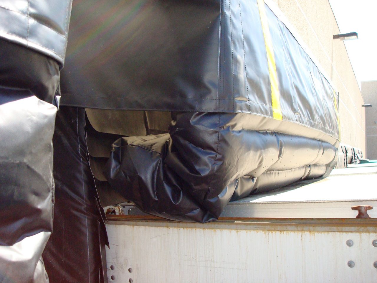 Image: Kelley KI-325 Air Shelther in use with a trailer. 