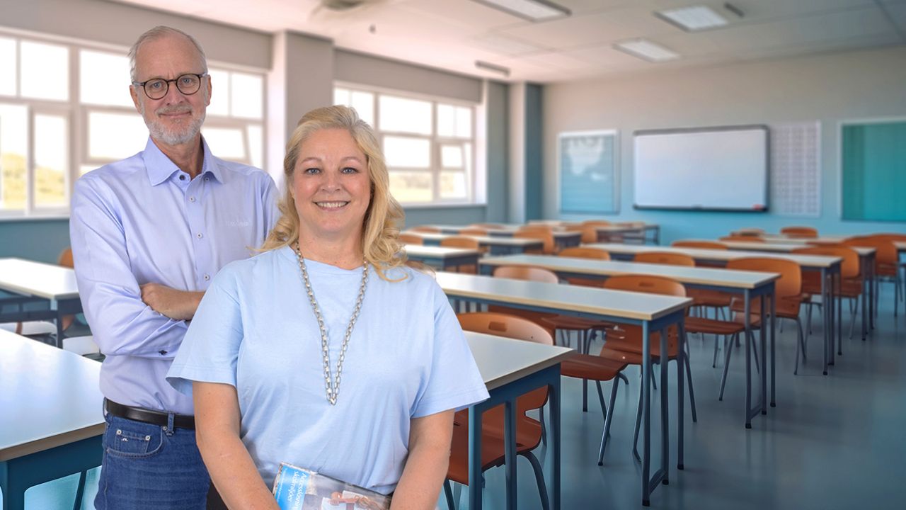 två personer i ett klassrum