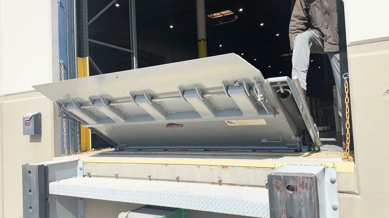 Video: Surface-mounted dock bridge