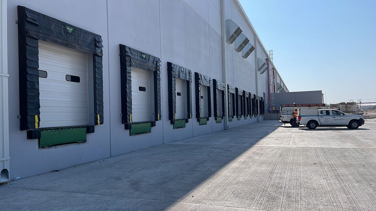 Un empleado del servicio técnico de ASSA ABLOY controlando un sistema de puertas.