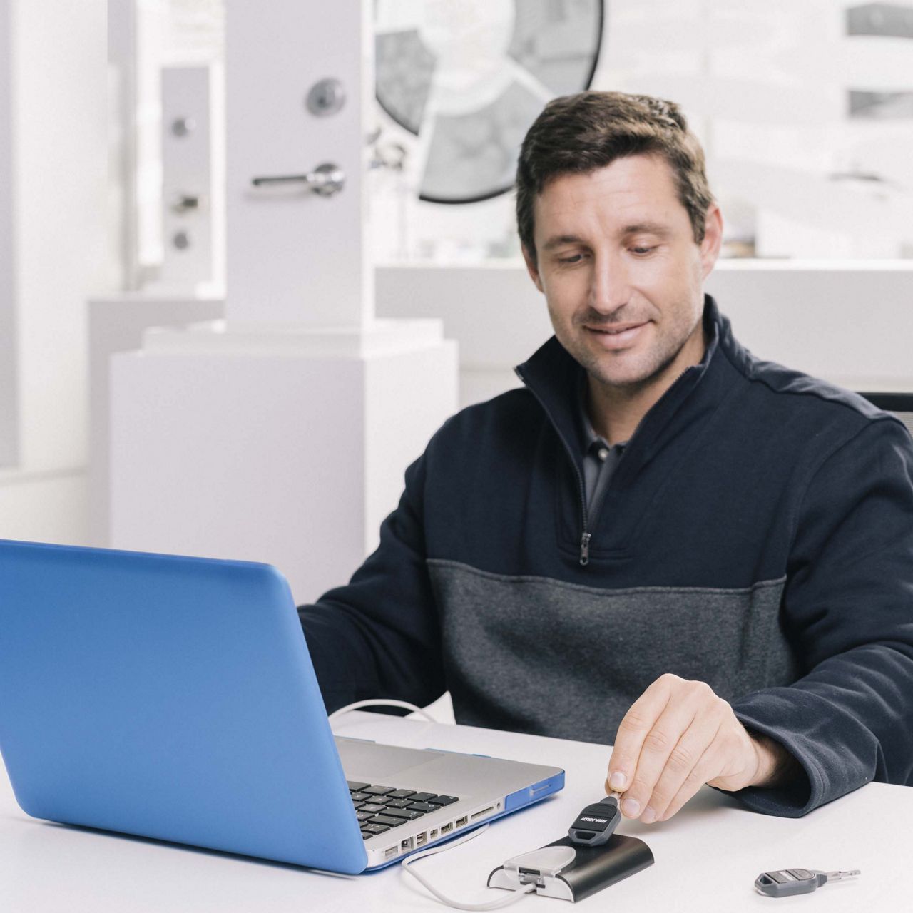 Man sidder ved computer og koder en PULSE digital nøgle