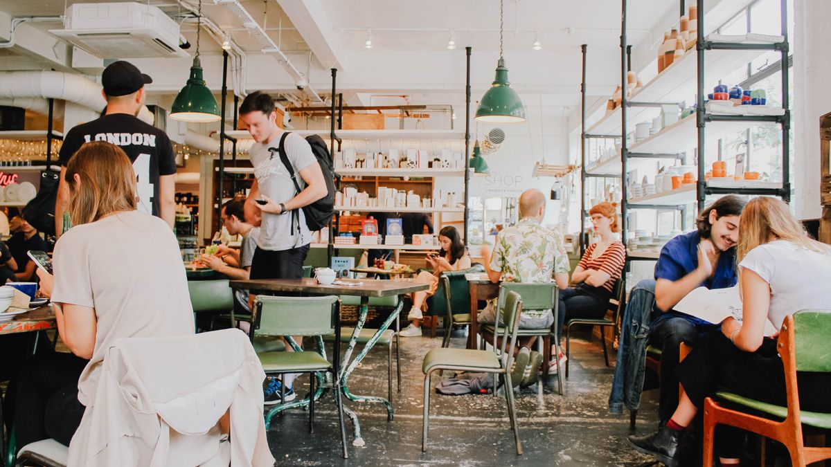 Personer på en cafe