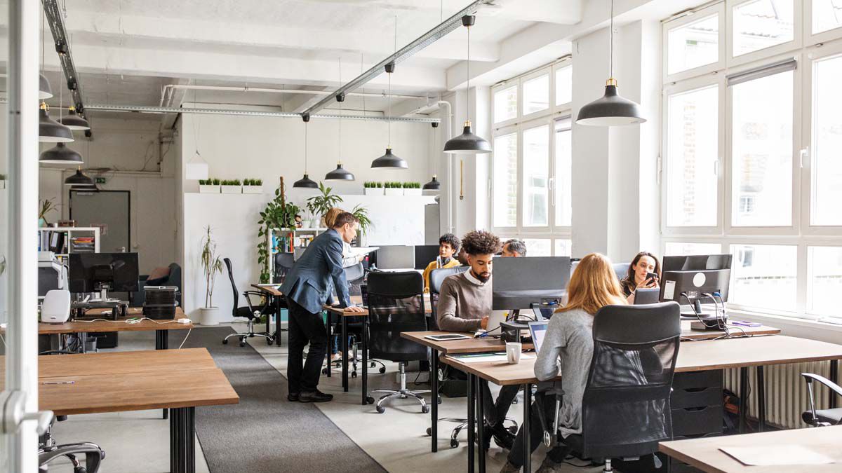 Et kontormiljø med mennesker, der arbejder
