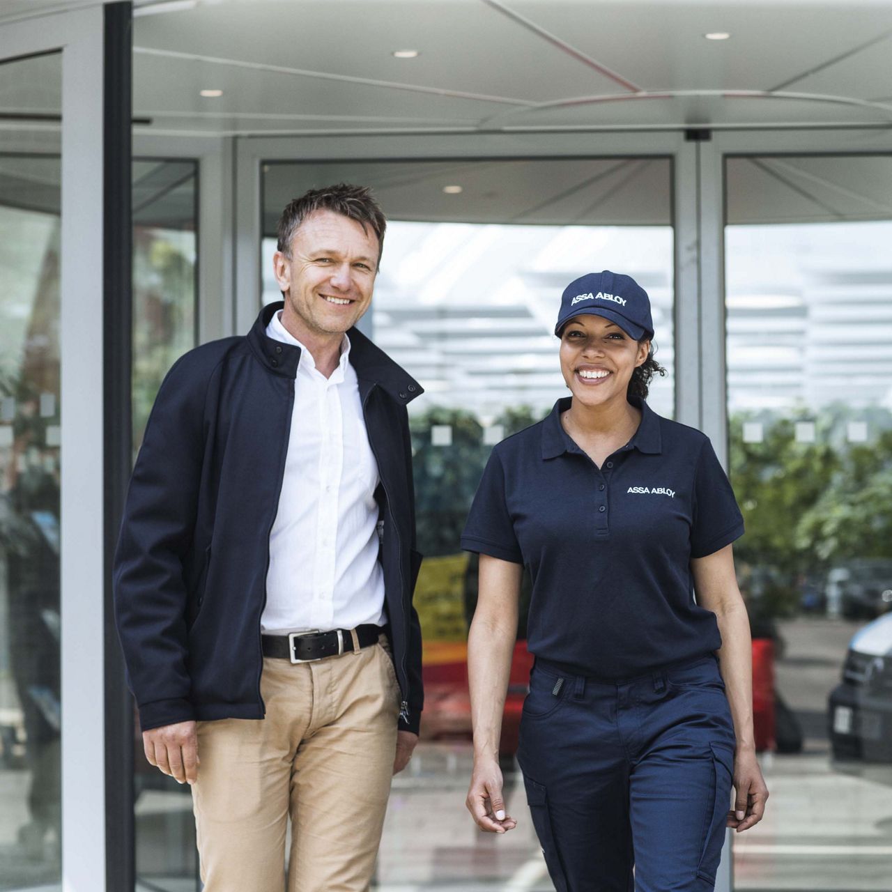 ASSA ABLOY medarbejdere står foran dør
