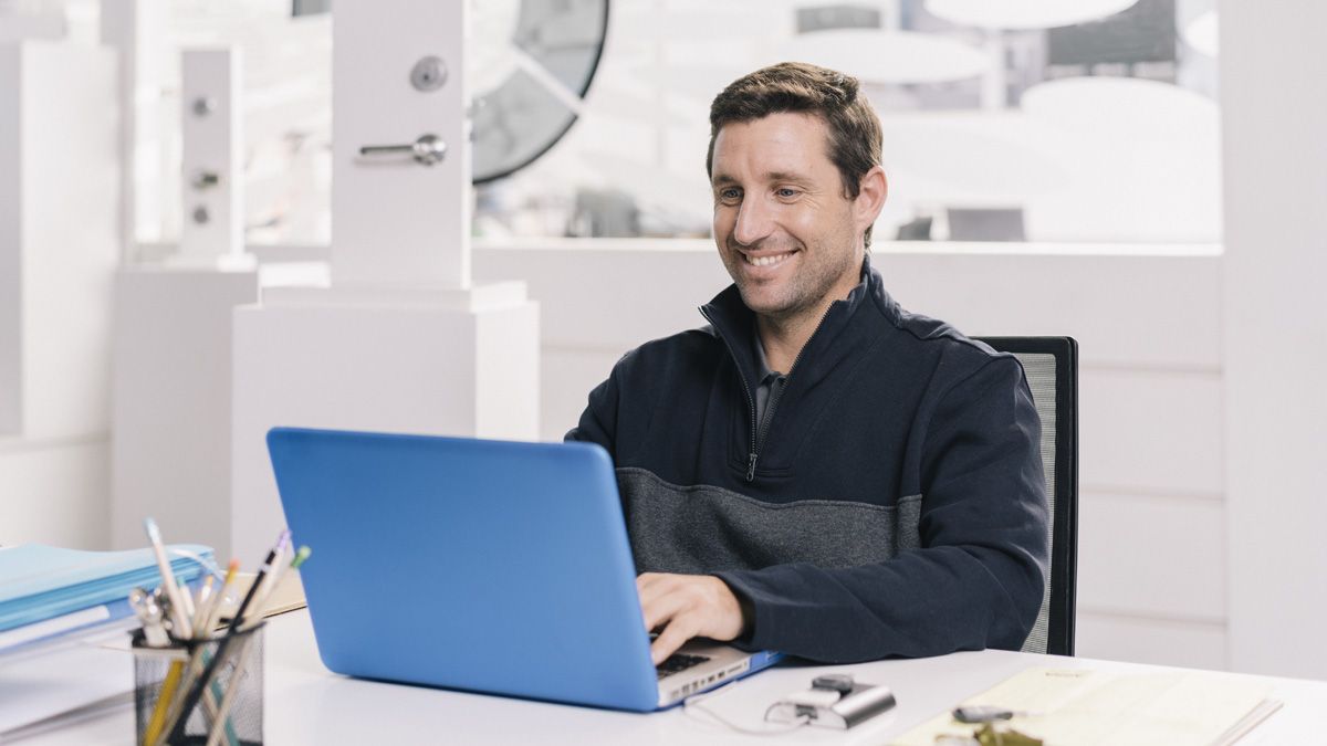 Låsesmed sidder ved sin computer
