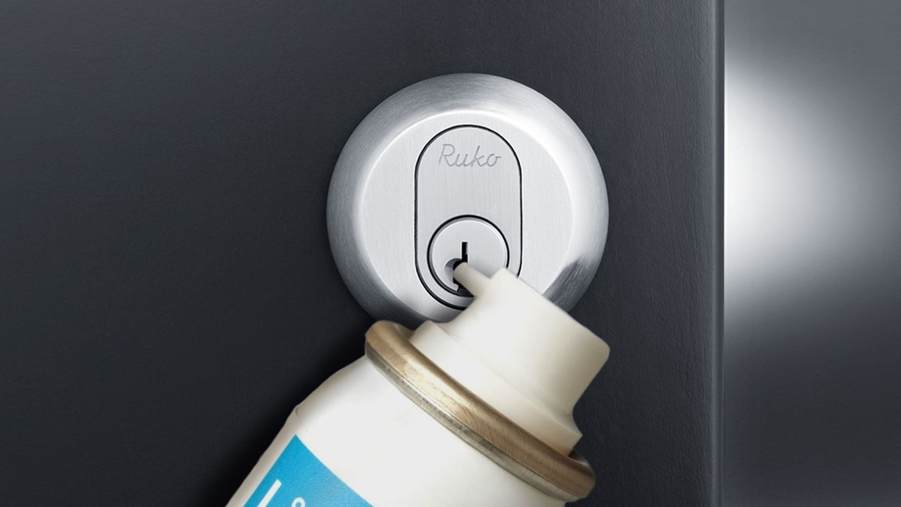 ASSA ABLOY låseapray i cylinder