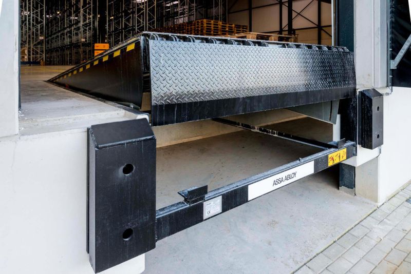 Schwarze Ladebrücke des Herstellers ASSA ABLOY