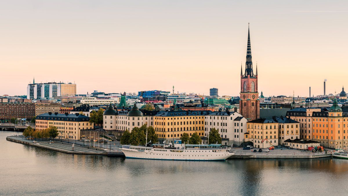 Stockholm stad under solnedgång.