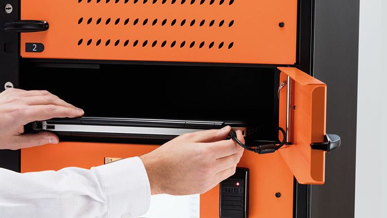 Zentral steuerbarer Zugang zu Schließfächern für Laptops