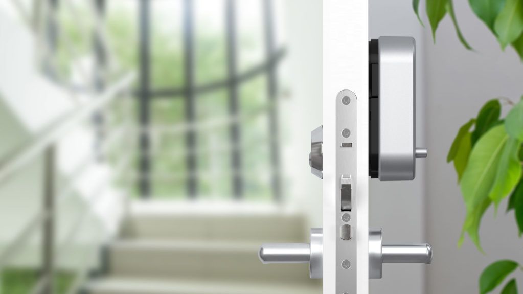 Smart og digital lås Yale Linus montert på en åpen hvit dør.