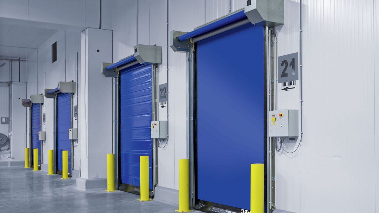 Puertas rápidas azules en una cámara frigorífica.