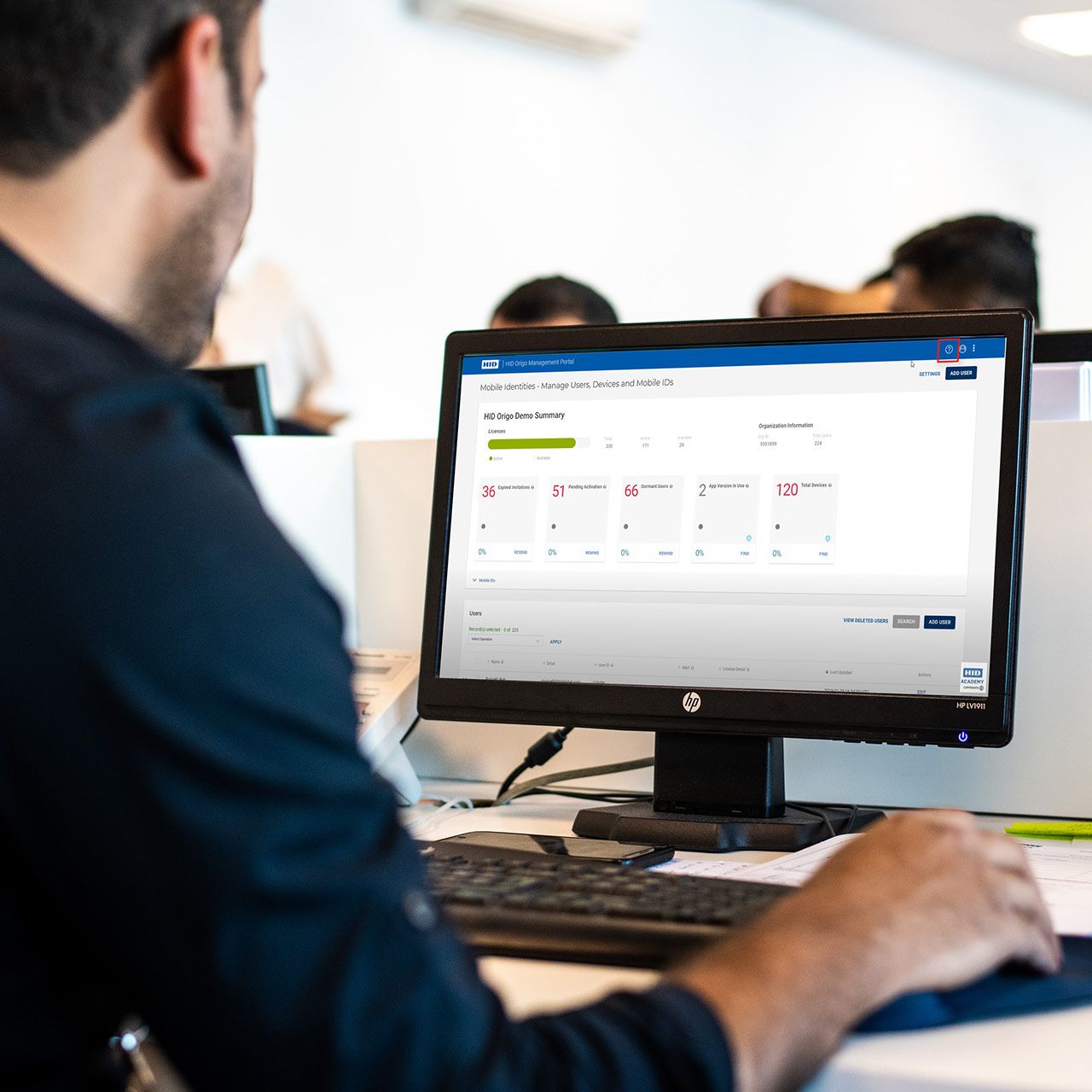 Mand sidder ved en computer