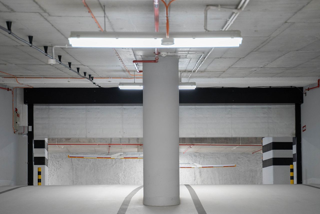 Förbättrad säkerhet i det underjordiska garaget med den nyinstallerade brandridån, utformad för att ge överlägset brandskydd och inneslutning i händelse av nödsituationer