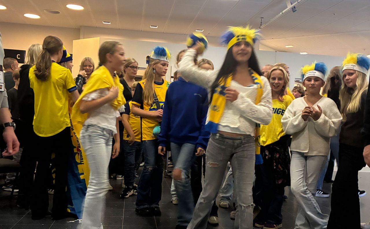 Jonoa Crawfordin käsipallopisteelle naisten maajoukkueen Brasilia-ottelussa Alingsåsissa.