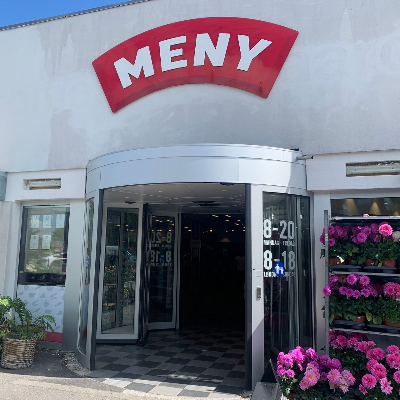 Implementering af UniTurn karruseldør i Meny-butik i Hørsholm