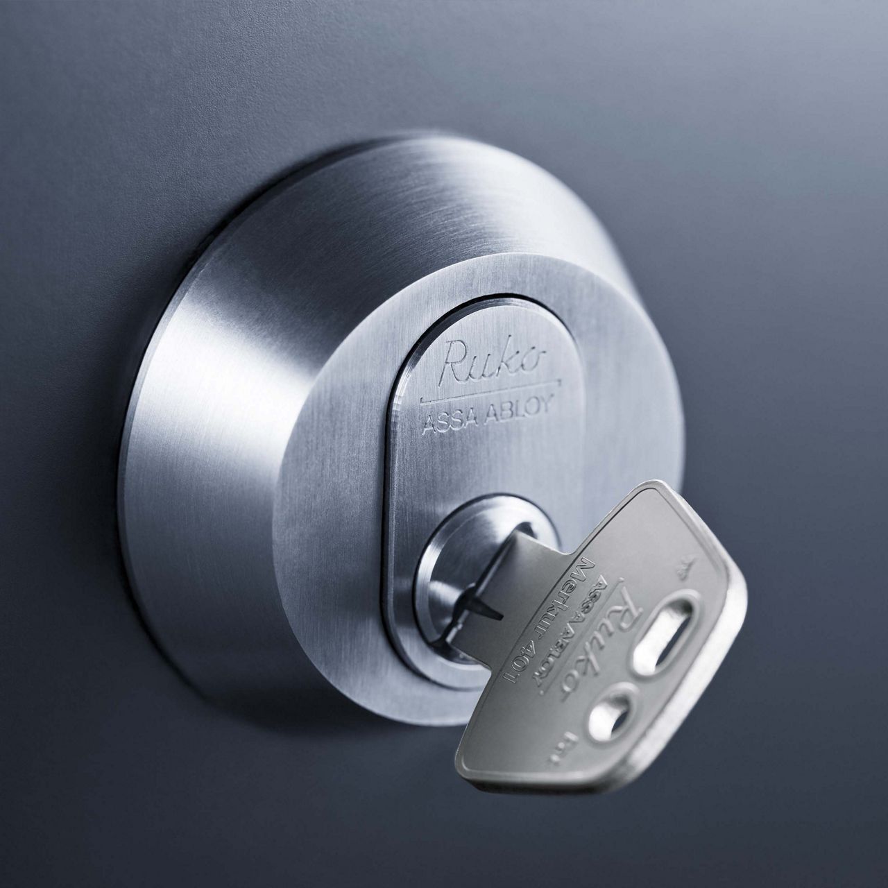 Merkur låsesystem på en sort døre