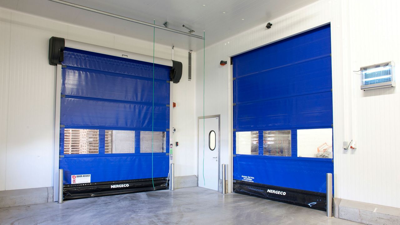 Puertas rápidas azules en una fábrica de alimentos.