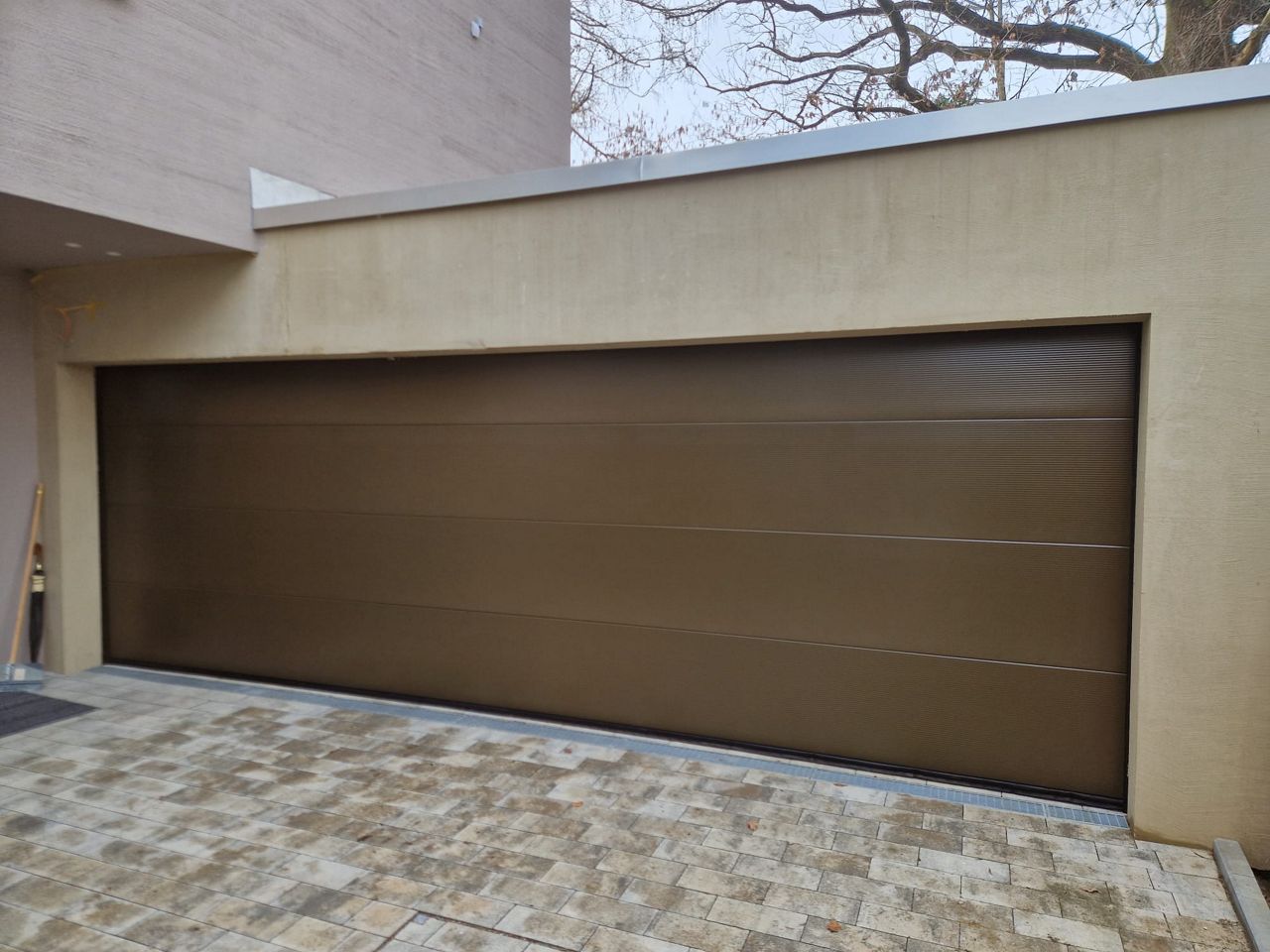 Porte industrielle dans une maison