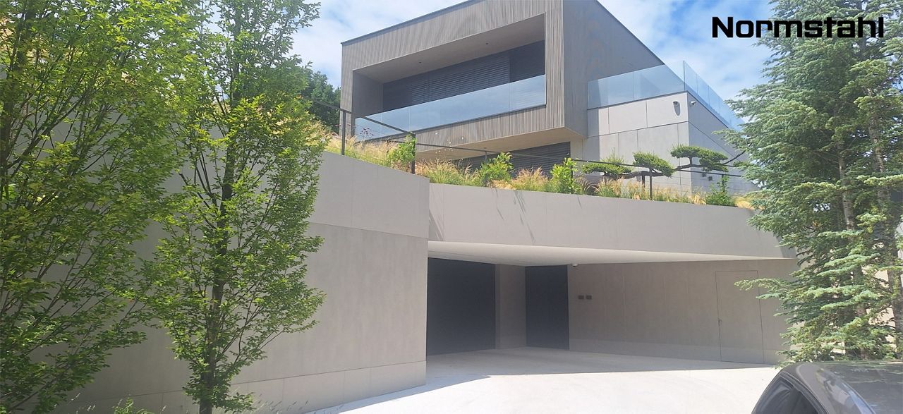 Elegance se snoubí s inovací – inteligentní garážová vrata Normstahl ve vile