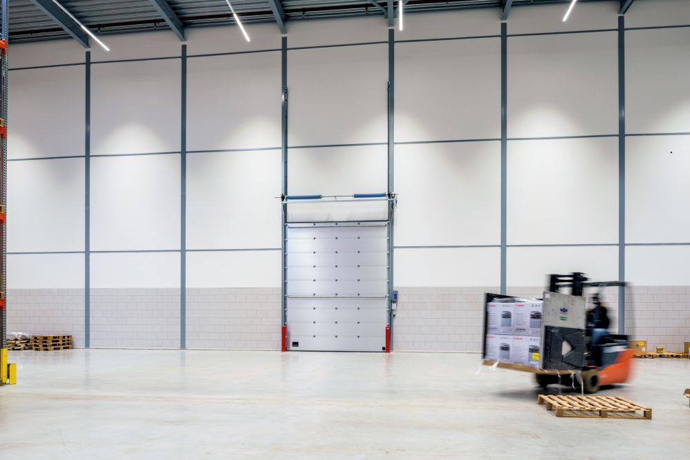 overheaddeur en een heftruck in beweging