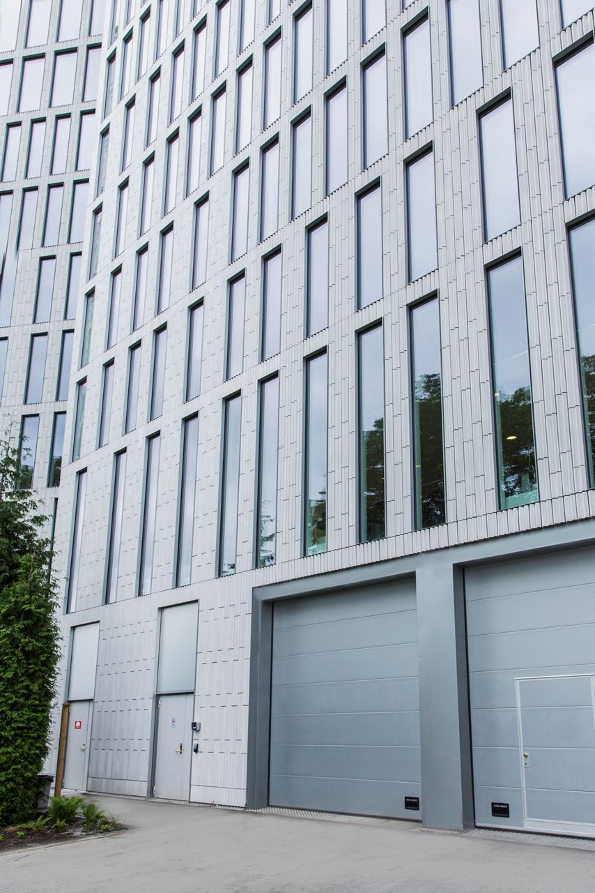 Image: Dock door OH1142P installed in a building