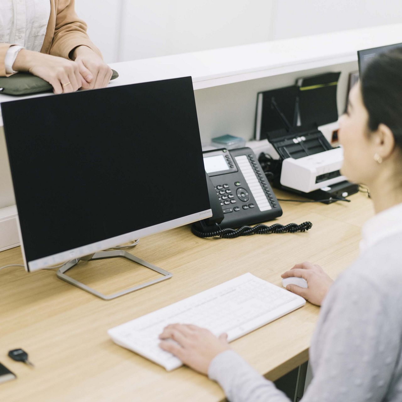 En kvinde sidder bag en computer