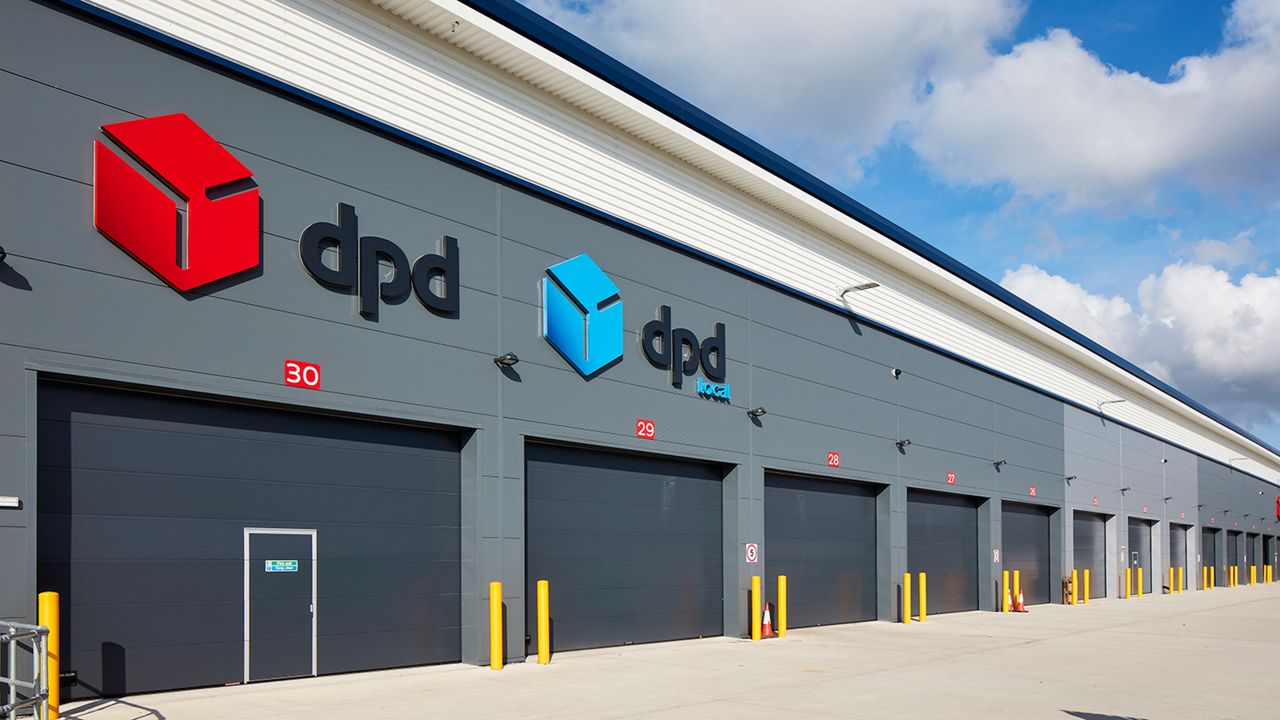 Overheaddeur met loopdeur bij DPD