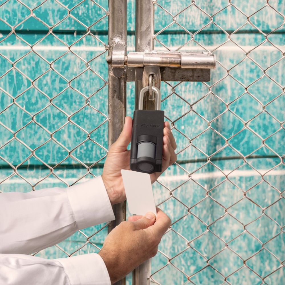 Protection d'un grillage avec le cadenas Aperio P100